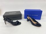 une paire de chaussures noires avec une boîte et une boîte