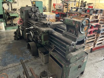 une grande machine installée dans une pièce