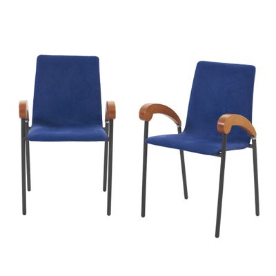 une paire de chaises bleues avec des accoudoirs en bois