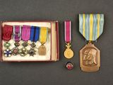 deux médailles et une médaille dans une boîte posée sur une table