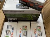 plusieurs boîtes sont empilées les unes sur les autres dans un carton