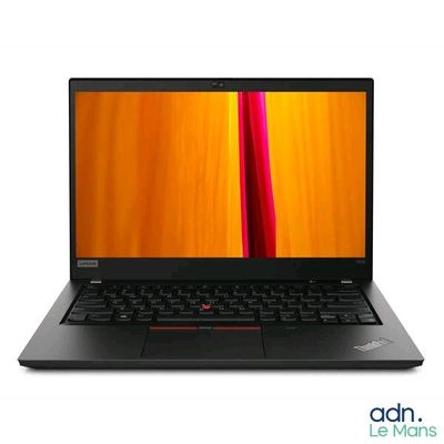 un ordinateur portable avec un écran rouge et jaune sur fond blanc