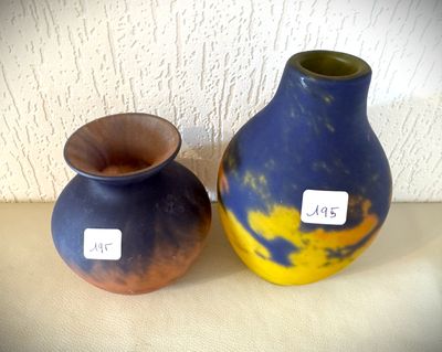 deux vases posés l'un à côté de l'autre sur une table
