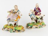 paire de figurines en porcelaine représentant des enfants à cheval