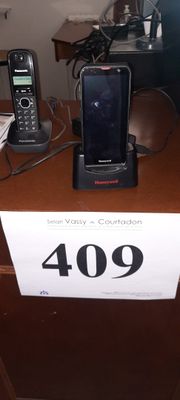 une photo d'un téléphone portable posé sur un bureau, avec une étiquette de prix