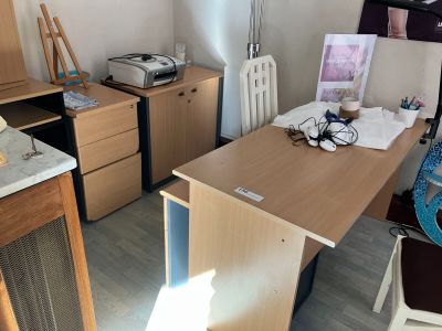 un bureau équipé d'un ordinateur et d'une imprimante