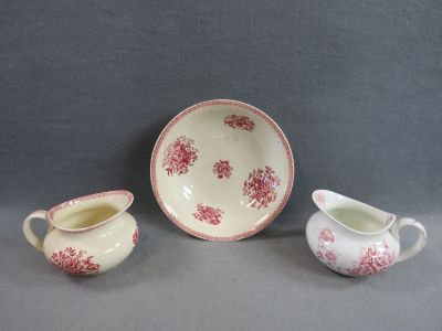 trois pièces de poterie, dont un pot à crème et un sucrier