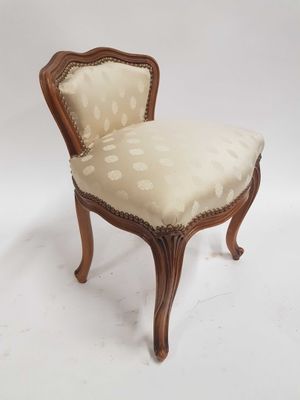 l'image d'une chaise posée sur une surface blanche