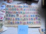 une pile de timbres posée sur une table, accompagnée d'un mot