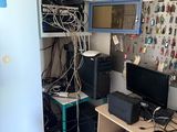 un bureau équipé d'un écran d'ordinateur et d'une imprimante