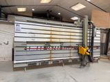 une machine qui se trouve dans un bâtiment