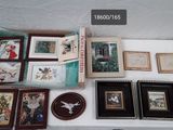 une table sur laquelle sont posées de nombreuses photos