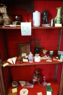 une étagère contenant de nombreux objets dans une pièce