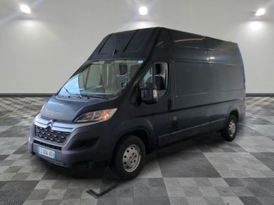 une photo d'une camionnette noire garée dans un garage