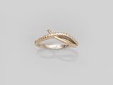 une bague en or avec des diamants sur fond blanc