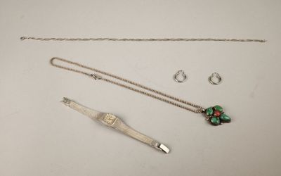 un assortiment de bijoux comprenant une montre, un bracelet et un autre bracelet