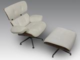 un fauteuil et un repose-pieds en cuir blanc, avec un piètement en métal noir