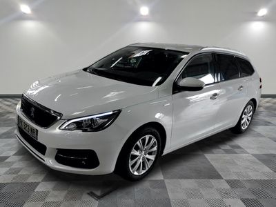 une photo d'une voiture blanche garée dans un garage