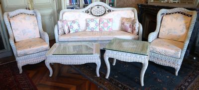 un salon avec un canapé, des fauteuils et une table basse