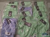 Plusieurs paires de boxers pour homme, verts et bleus, sont emballées dans du plastique
