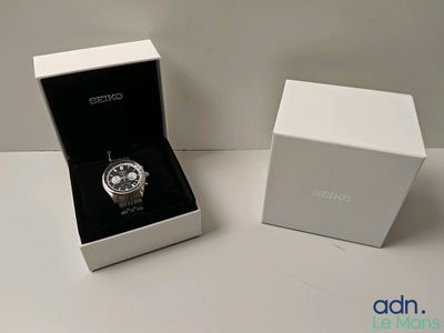 une boîte avec une montre à l'intérieur sur une table