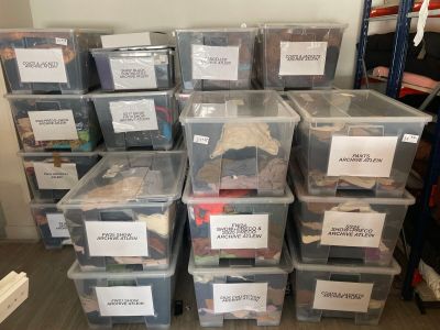 beaucoup de cartons étiquetés dans une pièce