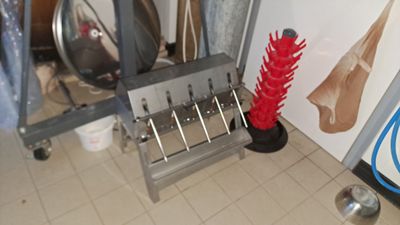 une photo d'une cuisine avec un pinceau rouge par terre