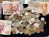 beaucoup d'argent dans une mallette noire posée sur la table