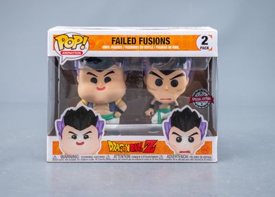 figurines Funko Pop de Dragon Ball Z dans une boîte posée sur une table