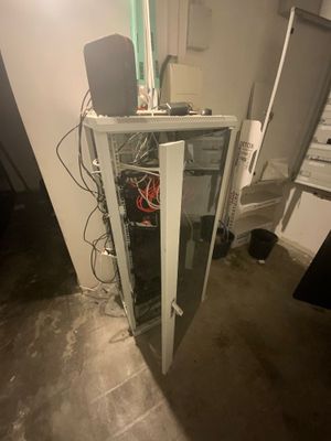 une photo d'une pièce dont la porte vitrée est cassée