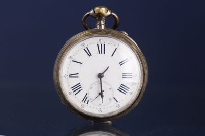 une montre de poche en or avec des chiffres romains sur le cadran