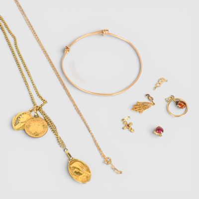 une collection de bijoux comprenant un collier, un bracelet et une bague