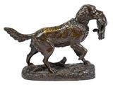 statue en bronze représentant un chien tenant un oiseau dans la gueule