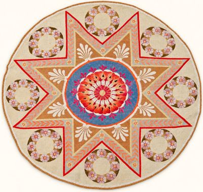 une image représentant un tapis rond orné d'un motif floral