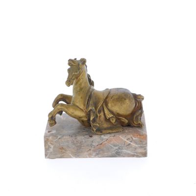statue d'un cheval couché sur un rocher, sur fond blanc
