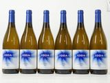 six bouteilles de vin blanc sont alignées