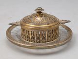 un plat ancien en argent, muni d'un couvercle et d'une soucoupe posée dessus