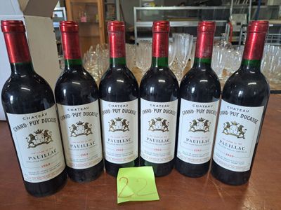 six bouteilles de vin rouge sont alignées sur une table