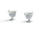deux vases blancs posés sur une surface blanche
