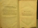 un livre ouvert sur une table, avec l'ombre d'une personne