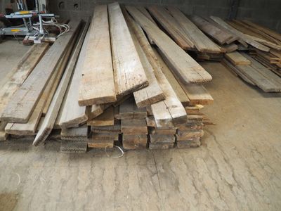 de nombreuses pièces de bois empilées les unes sur les autres