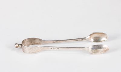 paire de cuillères en argent sur une surface blanche avec un fond blanc
