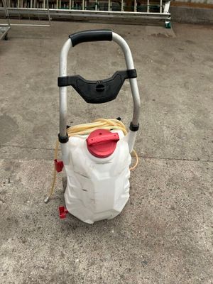 un sac blanc muni d'une poignée rouge posé sur un chariot