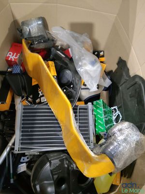 une photo d'une boîte remplie d'objets divers, dont un radiateur et un radiateur