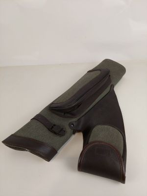 un pistolet posé sur une table