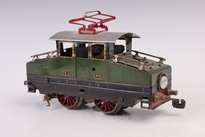 un petit train sur une surface blanche avec un fond blanc