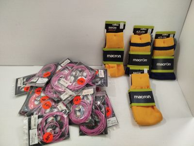 plusieurs paires de chaussettes et une paire de chaussettes posée sur une table