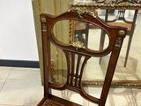 une chaise qui se trouve devant un miroir