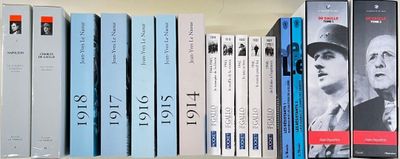 plusieurs livres qui se trouvent ensemble sur une étagère
