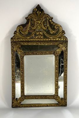 un miroir accroché au mur